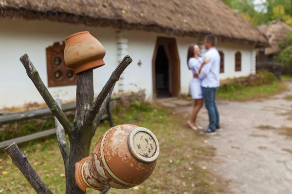 Junge mit einem Mädchen in ukrainischer Nationalkleidung — Stockfoto