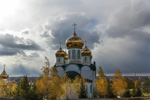 Chiesa ortodossa con cupole d'oro — Foto Stock