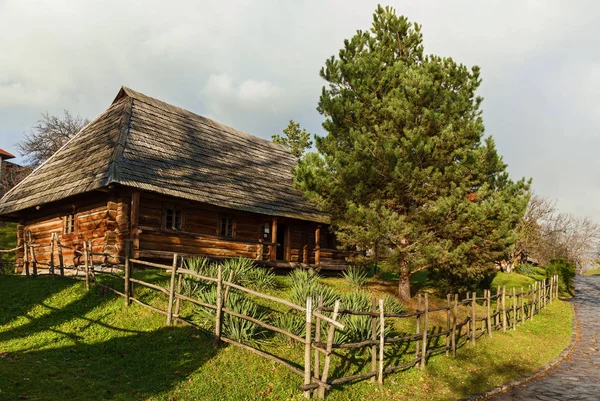 Старые деревянные дома с соломенной крышей — стоковое фото