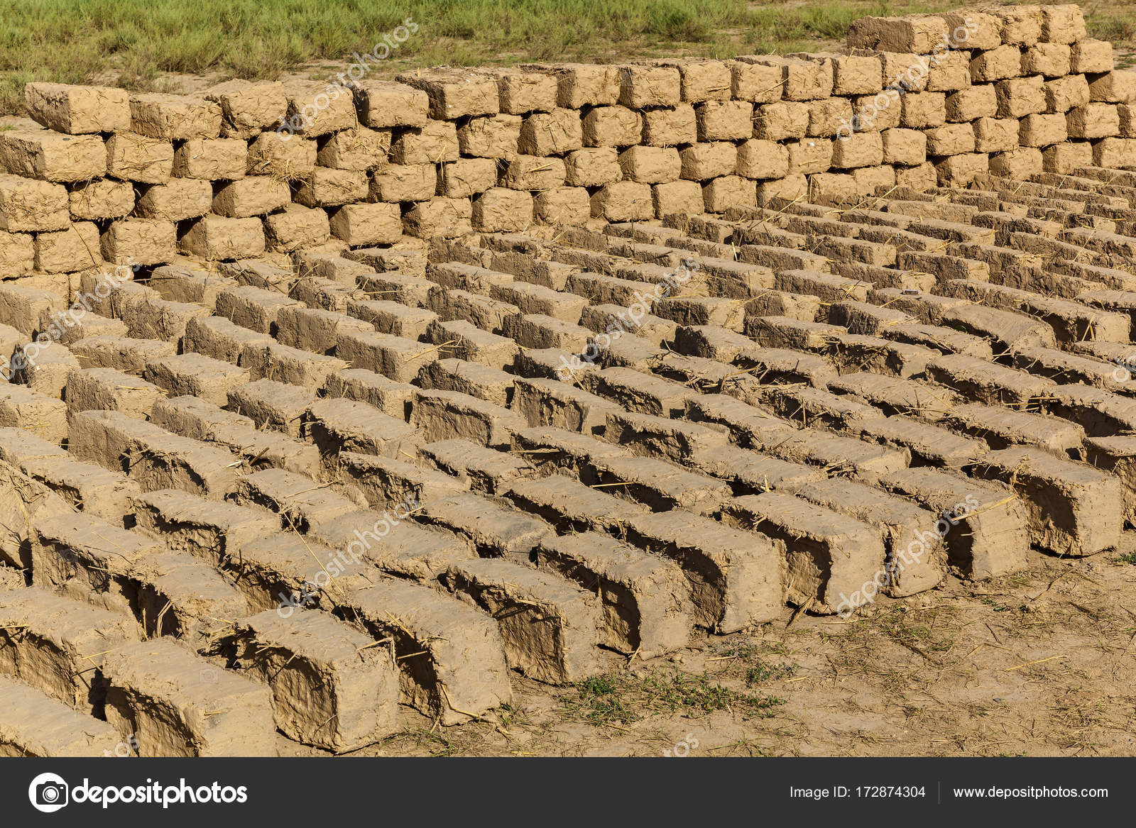 Кирпич глина с соломой. Глина для самана. Кирпич сырец в месопотамии. Кирпичи из глины и соломы саман. Кирпич из глины и соломы.