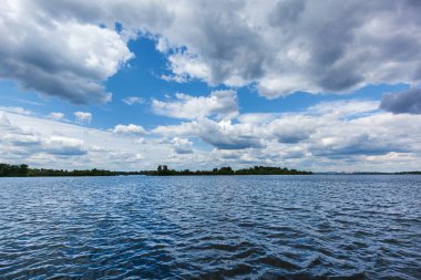 Su üzerinde güzel bulutlar