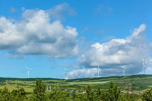 Turbinas de energía de energía verde a lo largo de la carretera — Foto de Stock