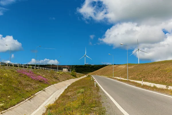 Turbinas de energía de energía verde a lo largo de la carretera — Foto de Stock