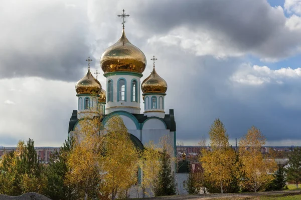 Chiesa ortodossa con cupole d'oro — Foto Stock