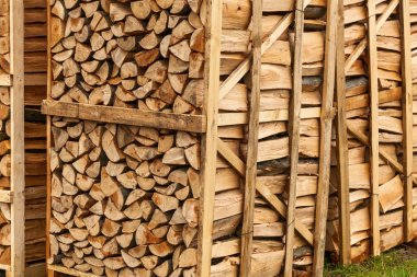 yakacak odun, kıyılmış odun kutularında, ateş ormanda arka plan yığılmış doğranmış.