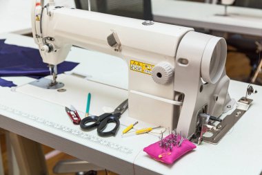 dekoratif dikiş makinesi, giyim çizimler ve diğer otributy Dikiş atölyesi. çeşitli araçlar dikiş Atölyesi