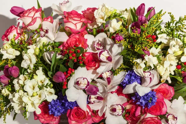 Arranjo de flores de rosas, orquídeas e tulipas — Fotografia de Stock