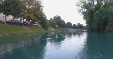 Şehir nehir su üzerinde uçuş, İtalya seyahat. dağ nehir üzerinde uçuş