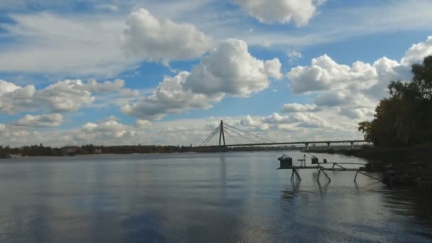 Πόλη Τοπίο Άσπρα Σύννεφα Ένα Μπλε Ουρανό Αντανακλάται Στον Ποταμό — Αρχείο Βίντεο