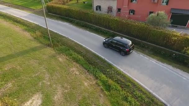 鸟瞰车行驶在乡间小路上 车沿葡萄园行驶 穿越意大利 — 图库视频影像