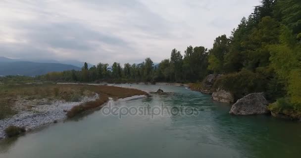 Vuelo Sobre Agua Del Río Montaña Viajar Por Italia Vuelo — Vídeos de Stock