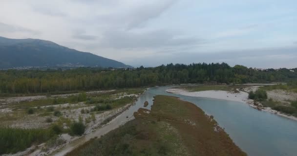  vol au-dessus de l'eau de la rivière de montagne, voyage autour de l'Italie. survoler la rivière de montagne. la nature de l'Italie du point de vue de l'oiseau 