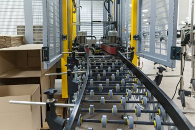 Strapping Machine for Industrail Ambalaj Hattı, Fabrika, Endüstri ve Teknoloji konseptinde ambalaj hattı için modern makine.