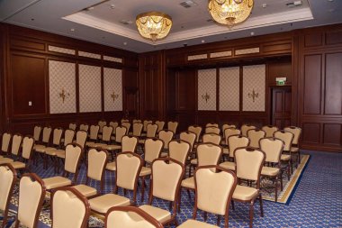 Toplantı odası bej sandalye ve bir projektör. Kamu konuşma. Hedef kitleye konuşuyor. Ana sınıfı. Konferans salonunun boş iç.