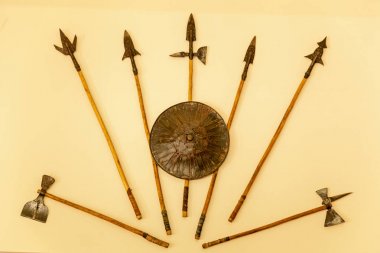 Ortaçağ silahlar bir dizi. Spears, eksen, bej renkli arka plan üzerinde kalkan.
