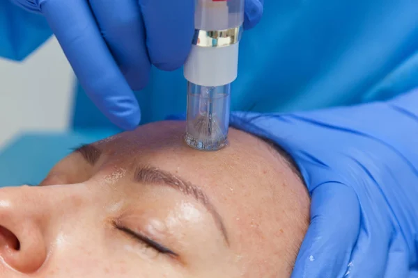 Woman receiving injection — Stock Photo, Image