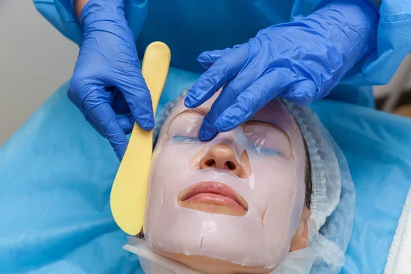 Женщина в маске косметическая процедура — стоковое фото