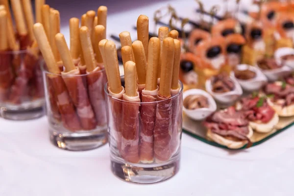 Palitos de pan con un prosciutto en un vaso —  Fotos de Stock