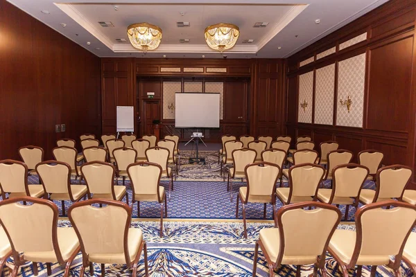 带米色椅子和投影仪的会议室 公开演讲 与观众交谈 会议厅内空 — 图库照片