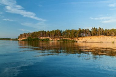 Göl ormanın içinde. Ormanın kıyısında büyür. Ormanlar kıyı boyunca.