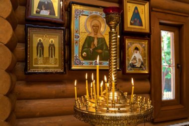 Simgelerin arka planda kilise mum