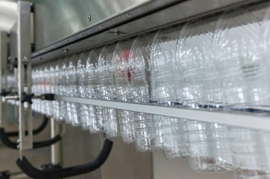 Plastik şeffaf şişe konveyör taşıyın. Plastik şişe konveyör