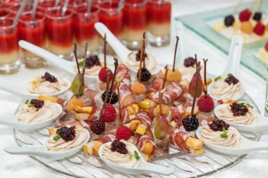 Açık büfe bir tablo için pastırma ile peynir yapışır. peynir pastırma ile sopa