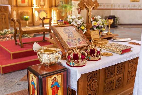 Des Choses Pour Mariage Église Deux Couronnes Une Icône Eau — Photo