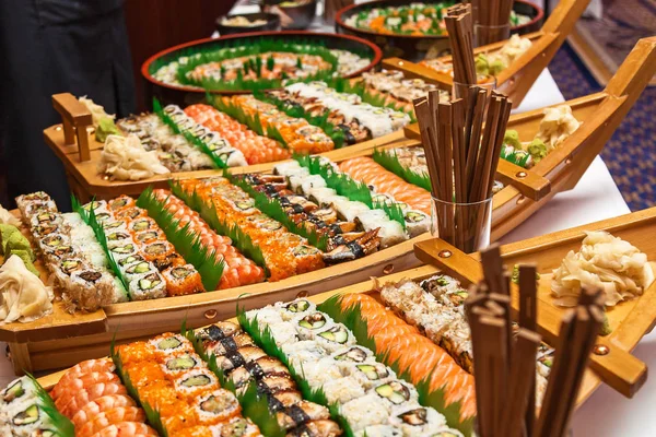 Sushi Csónak Pálcika Fehér Asztal Sushi Csónak — Stock Fotó