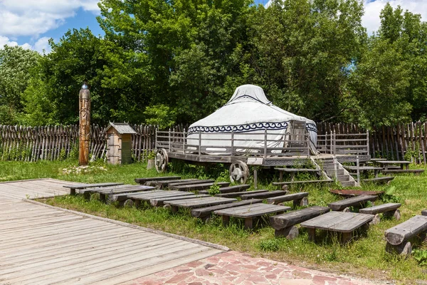 Nomadenzelt Auf Einem Holzpodest Hintergrund Von Bäumen Nomadenzelt — Stockfoto