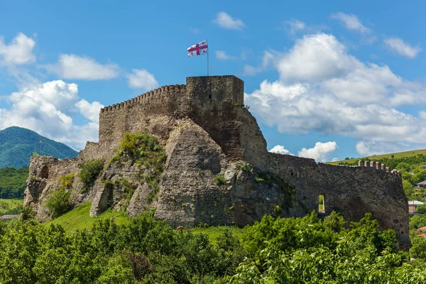 Surami kaleye gökyüzü ve ağaçlar. Kale Surami.journey Georgia