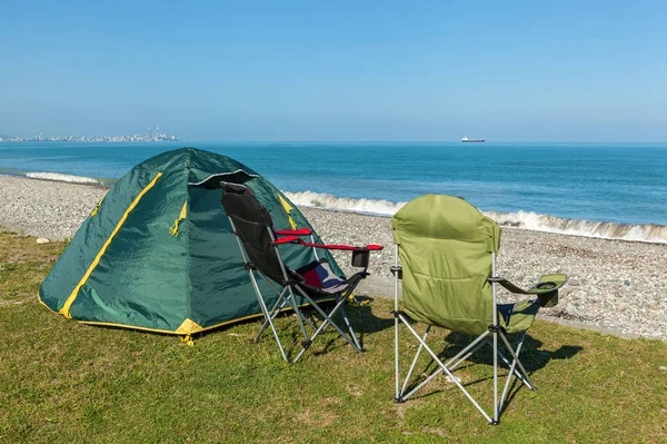 つのビーチにテントは 草の上に立ってを椅子します ビーチにテント ジョージア州への旅 — ストック写真