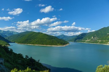 Tiflis rezervuar dağlarda. Rezervuar dağlarda.