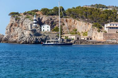 Palma de Mallorca, İspanya, bir yat bay yanındaki bir deniz feneri yola çıkacak. Deniz feneri yat geçer.