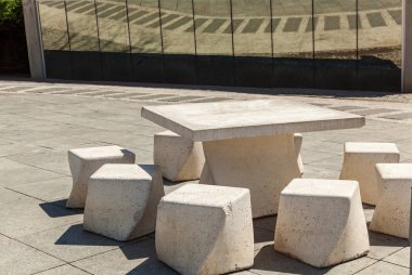 Park, Masa ve sandalyeler beyaz taş, Tiflis, Gürcistan. Taş masa ve sandalyeler.