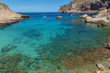 Palma de Mallorca, İspanya manzara, dağ lagün. Palma de Mallorca, İspanya göle.