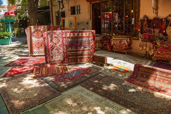 Gammal Vacker Inredda Mattor Gatan Marknaden Tbilisi Mattor Gatan Marknaden — Stockfoto