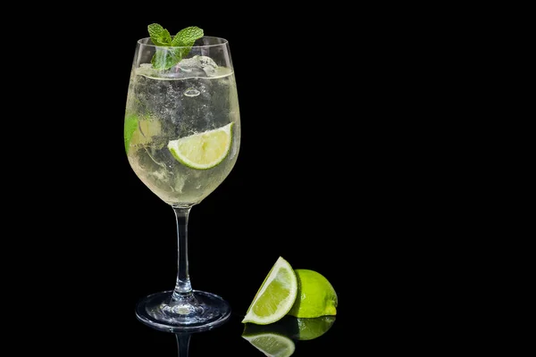 Mojito sobre fondo negro . — Foto de Stock