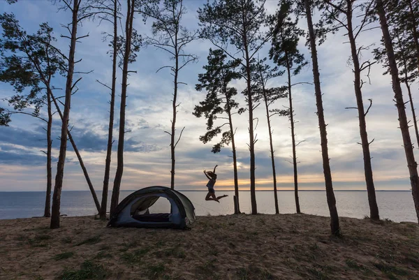 水と森の背景にテント近くの女の子 テント近くの女の子 — ストック写真