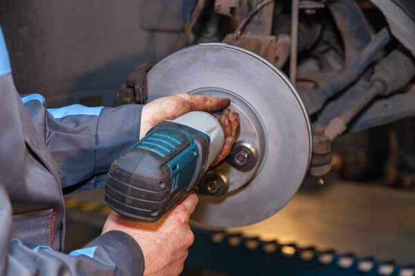 Ремонт дискового тормоза в автомобиле
.