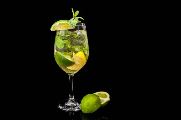 Mojito sobre fondo negro . — Foto de Stock