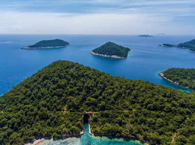 Deniz manzarası küçük adalar.