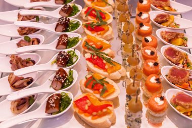 Lezzetli yemek yemek servisi. Kokteyl