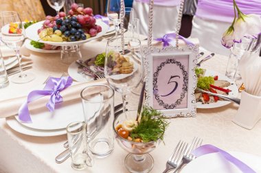 Bir koltuk numarası beş ile dekore edilmiş düğün tablo. Düğün masa servis.