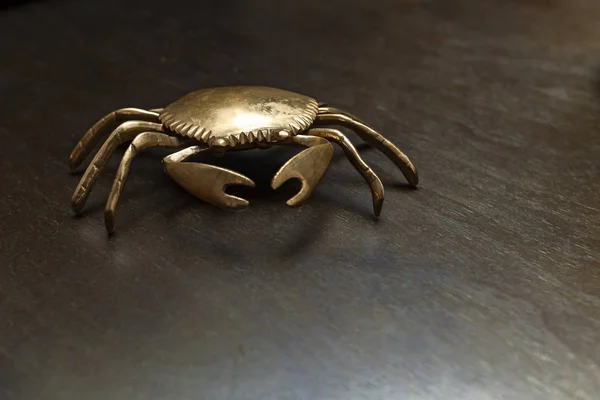 Metalen Krab Een Zwarte Tafel Souvenir Krab — Stockfoto