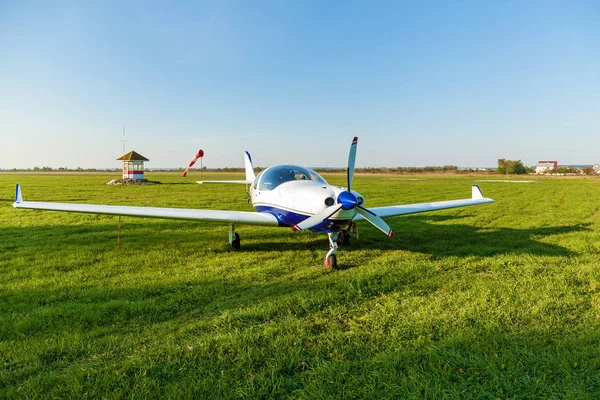 Flygplan på gräsmattan. — Stockfoto