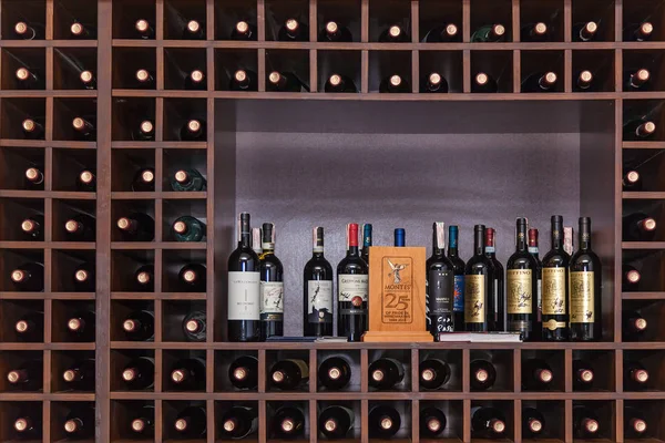 Garrafas de vinho nas prateleiras . — Fotografia de Stock