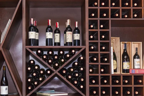 Bouteilles de vin sur les étagères . — Photo