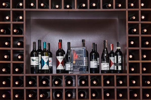 Bottles of wine on the shelves. — Stock Photo, Image