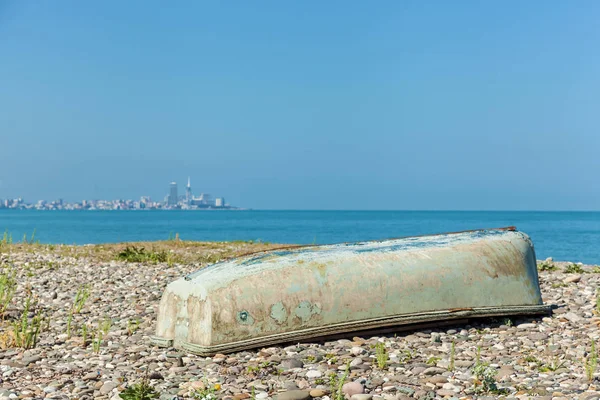 Barco Pesca Invertido Beira Mar Contexto Orla Batumi Geórgia — Fotografia de Stock